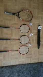 1 raquette de tennis +3 raquette de badminton + un filet + 3 balle de madminton