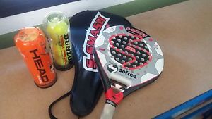 RAQUETA DE PADEL SOFTEE con su funda original y pack de 6 pelotas de padel.