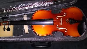 Excellent condition Violin  Allan V 15. With 2 bows one is new. With case