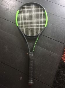 2017 - Wilson Blade 104 V6.0 Tennis Racket 4 3/8"