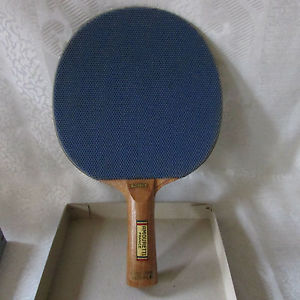 2/ ANCIENNE RAQUETTE DE TENNIS DE TABLE PING PONG EN BOITE NEUVE GUY AMOURETTI